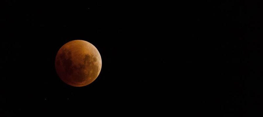 Vista de un eclipse lunar total Vista de un eclipse lunar total