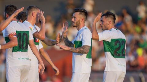 Josan, Zotko y Borja Mart&iacute;nez celebran uno de los goles en el partido amistoso ante el Intercity CF de San Juan