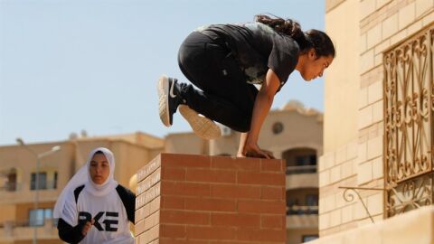 Joven egipcia practicando &#39;Parkour&#39;