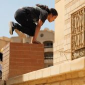 Joven egipcia practicando 'Parkour'