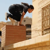 Joven egipcia practicando 'Parkour' Joven egipcia practicando 'Parkour'