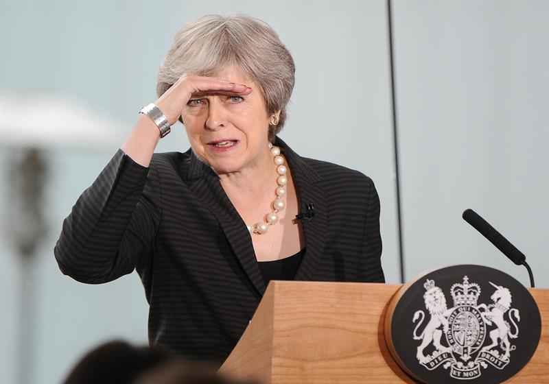 May reúne a sus ministros para promover su visión del 'Brexit' May reúne a sus ministros para promover su visión del 'Brexit'