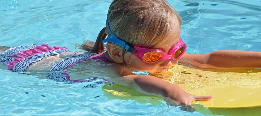 Los pediatras recomiendan enseñar a nadar a los menores lo antes posible Los pediatras recomiendan enseñar a nadar a los menores lo antes posible