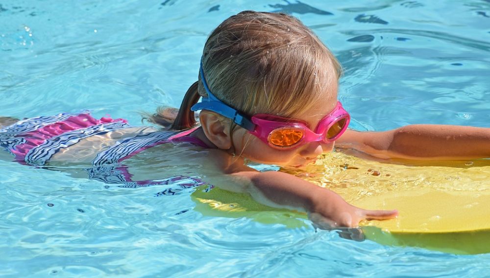 Los pediatras recomiendan enseñar a nadar a los menores lo antes posible