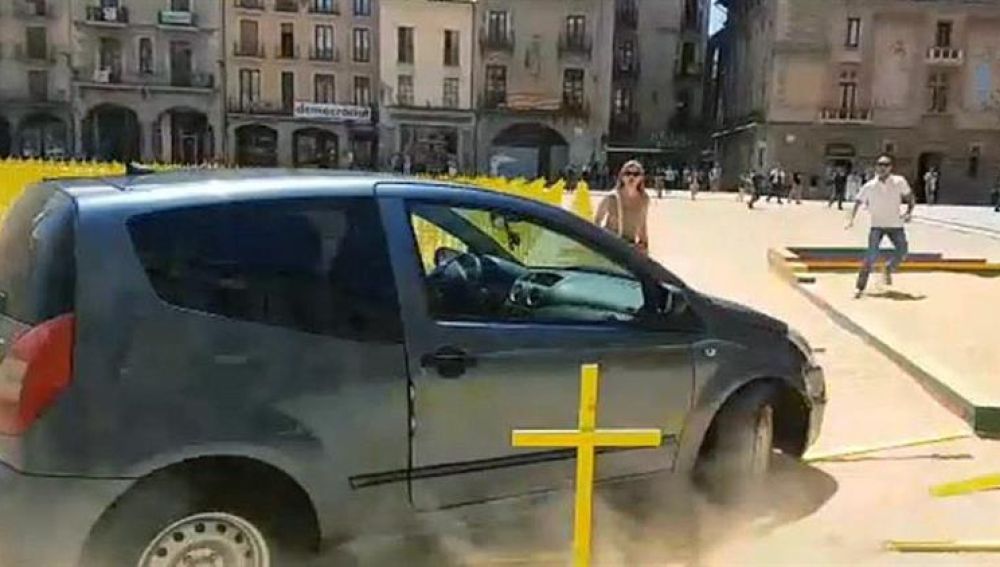 Un conductor arrolla varias cruces amarillas colocadas en Vic