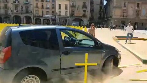 Un conductor arrolla varias cruces amarillas colocadas en Vic