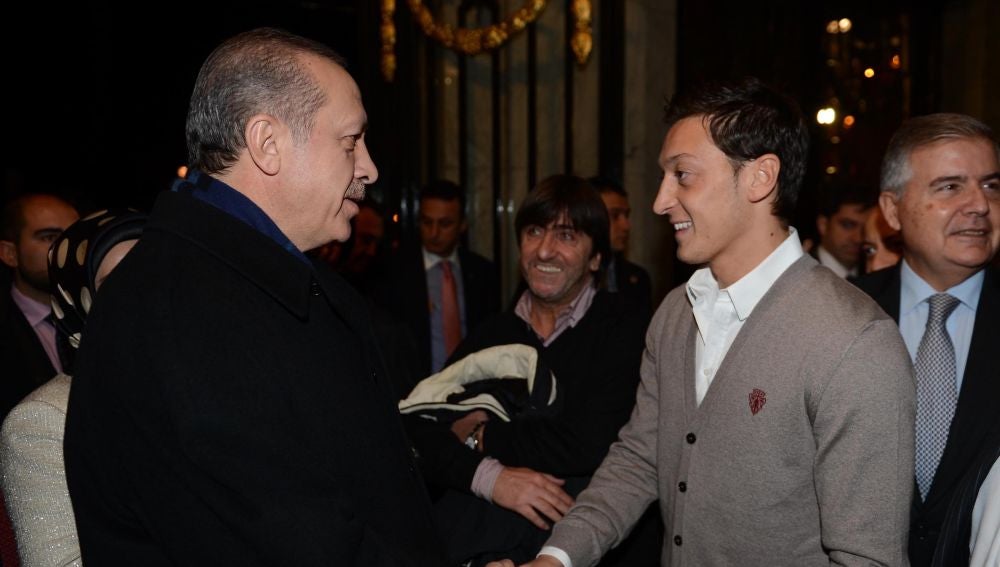 Özil con el primer ministro tuco Erdogan