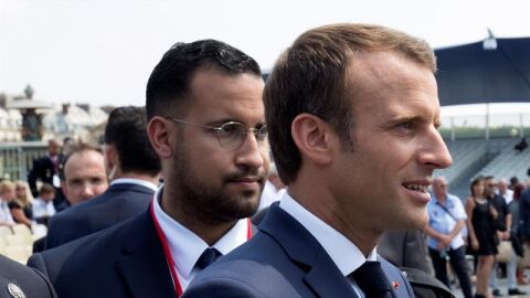 El presidente franc&eacute;s, Emmanuel Macron posa frente a su guadaespaldas Alexandre Benalla