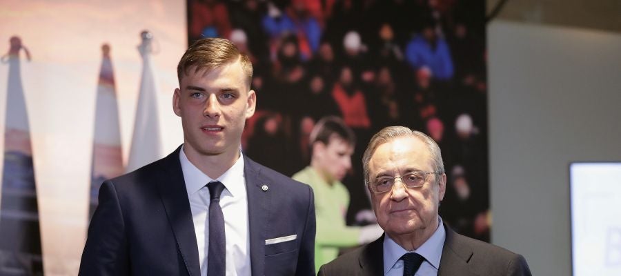 Lunin, en su presentación con el Real Madrid Lunin, en su presentación con el Real Madrid