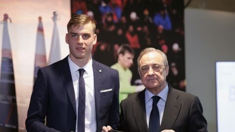 Lunin, en su presentaci&oacute;n con el Real Madrid
