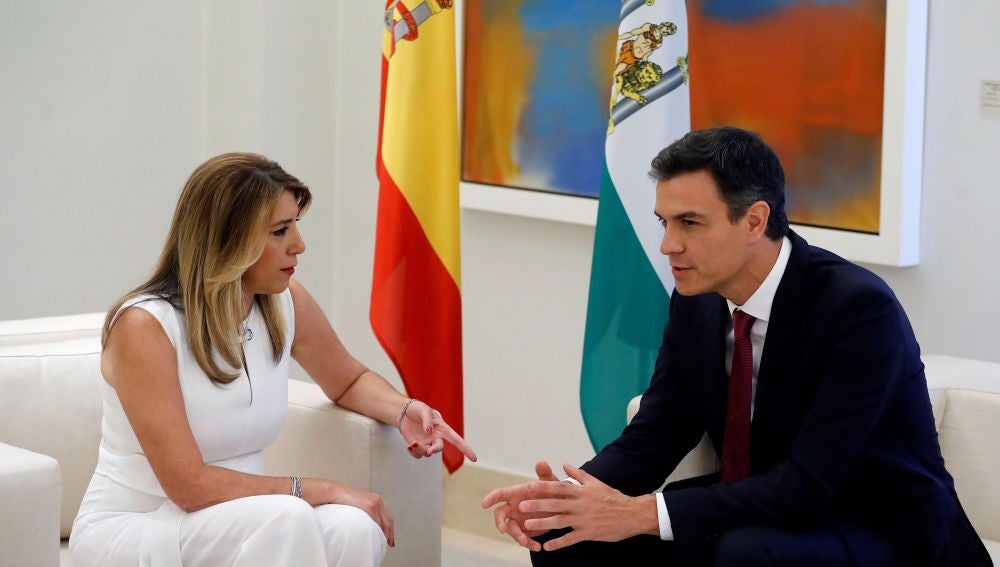 El presidente del Gobierno, Pedro Sánchez, y la presidenta de la Junta de Andalucía, Susana Díaz en La Moncloa