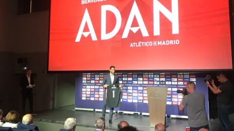 Antonio Ad&aacute;n, en su presentaci&oacute;n con el Atl&eacute;tico