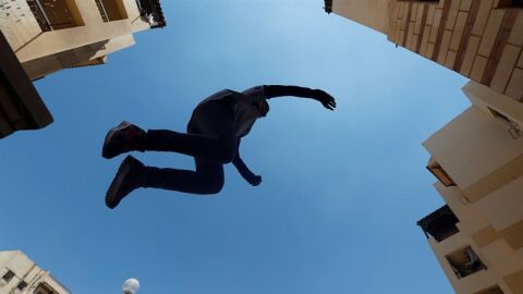 Joven egipcia practicando 'Parkour'