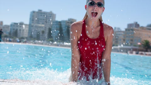 Mujer saliendo de piscina