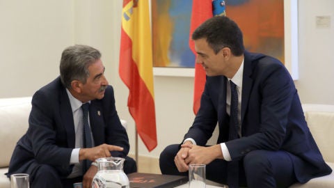 Miguel &Aacute;ngel Revilla y Pedro S&aacute;nchez durante una reuni&oacute;n en La Moncloa