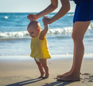 Madre e hijo en la playa Madre e hijo en la playa