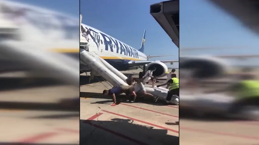 Desalojan un avión del Prat al incendiarse un dispositivo móvil de un viajero Desalojan un avión del Prat al incendiarse un dispositivo móvil de un viajero