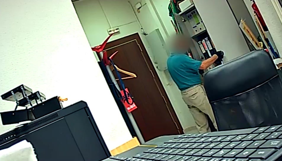 Prisión para dos jubilados detenidos por unos 30 robos en oficinas de Barcelona Prisión para dos jubilados detenidos por unos 30 robos en oficinas de Barcelona