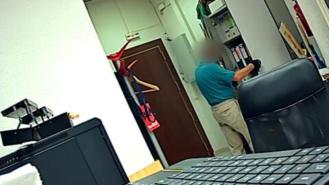 Imagen de las c&aacute;maras de seguridad de una oficina con uno de los jubilados robando 