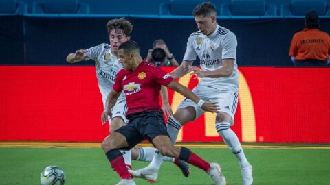 Alexis S&aacute;nchez (Manchester United) disputa el bal&oacute;n con &Aacute;lvaro Odriozola (Real Madrid)