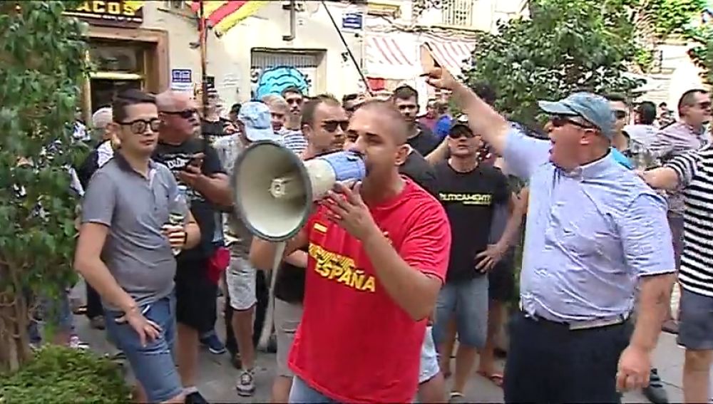 Un centenar de taxistas recibe a José Luis Ábalos al grito de "ni un paso atrás"