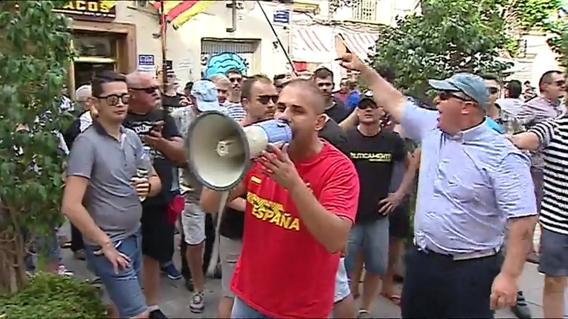 Un centenar de taxistas recibe a José Luis Ábalos al grito de "ni un paso atrás"