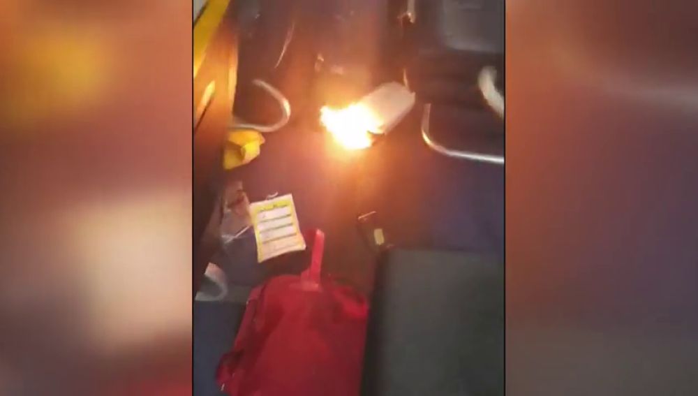 Así fue el momento en el que un móvil comenzó a arder en un avión en Barcelona obligando a evacuar a los pasajeros