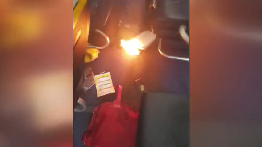 Así fue el incendio de un dispositivo móvil que obligó a desalojar un avión en el Prat Así fue el incendio de un dispositivo móvil que obligó a desalojar un avión en el Prat