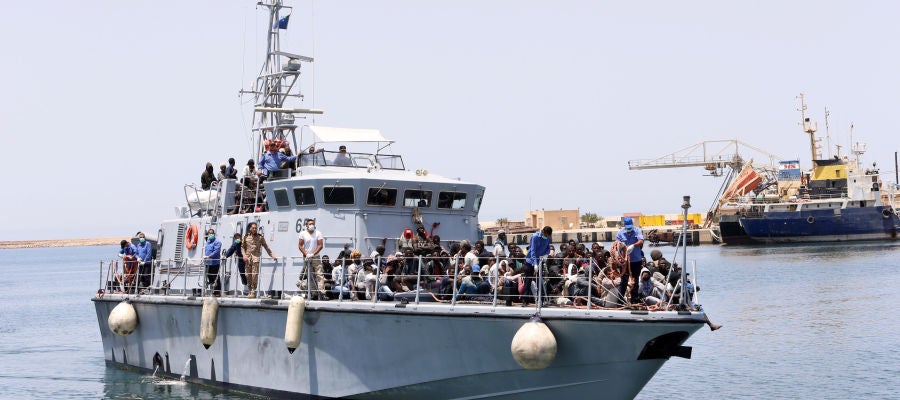 Un barco de la Armada de Libia con inmigrantes a bordo llega a una base Un barco de la Armada de Libia con inmigrantes a bordo llega a una base
