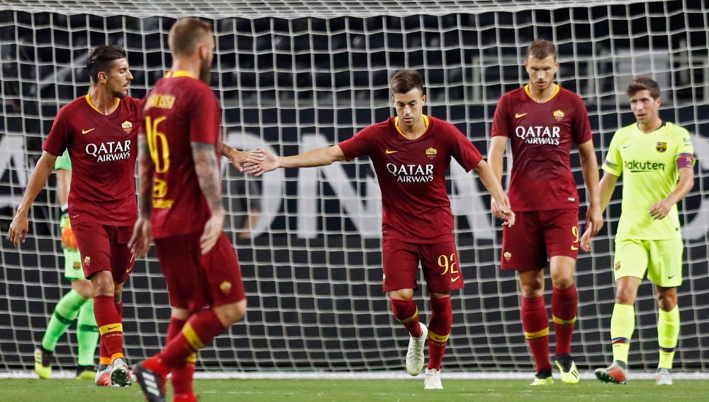 Los jugadores de la Roma celebran el gol ante el Barça
