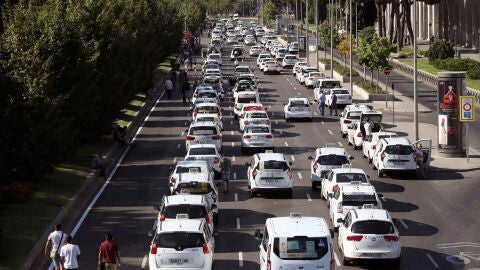 Las protestas de los taxistas contra la proliferaci&oacute;n de licencias VTC mantienen bloqueado el Paseo de la Castellana