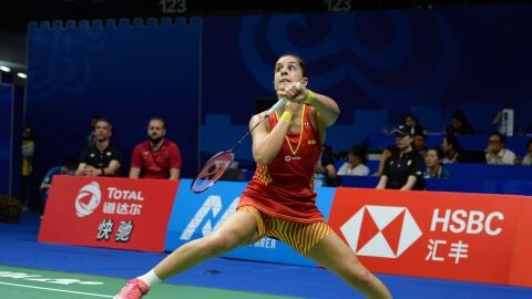 Carolina Mar&iacute;n jugando contra Sato