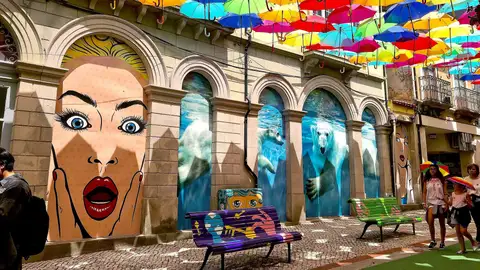 Arte urbano lleno de color (02-08-2018) Decoraciones callejeras en la ciudad de Águeda, Portugal.