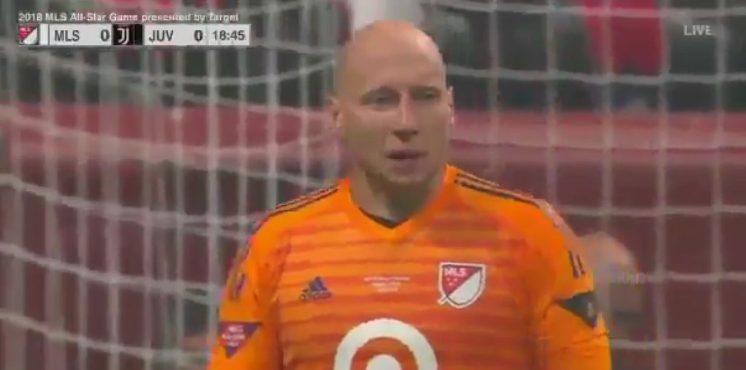 Lo nunca visto en el fútbol: ¡entrevistan a un jugador en pleno partido! Lo nunca visto en el fútbol: ¡entrevistan a un jugador en pleno partido!