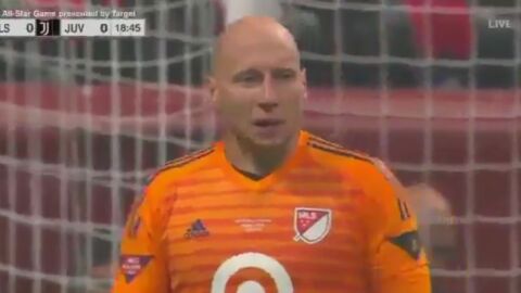 Brad Guzan, entrevistado en pleno partido