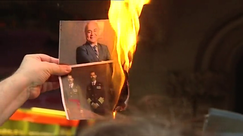 Los CDR queman fotos del Rey, de Llarena y piden "derrocar" a Torra si no hay república Los CDR queman fotos del Rey, de Llarena y piden "derrocar" a Torra si no hay república