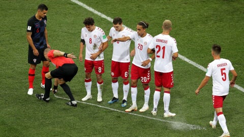 Un colegiado pinta una l&iacute;nea con el 'spray' durante el Mundial