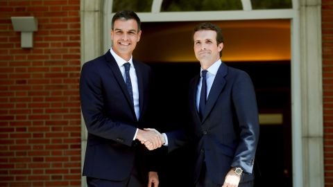 El presidente del Gobierno, Pedro S&aacute;nchez, y el nuevo l&iacute;der del PP, Pablo Casado.