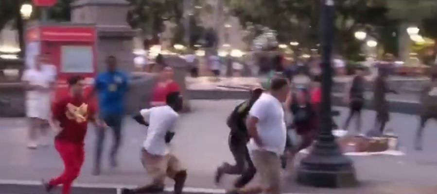 Un turista, herido grave tras ser agredido por unos manteros en Barcelona Un turista, herido grave tras ser agredido por unos manteros en Barcelona