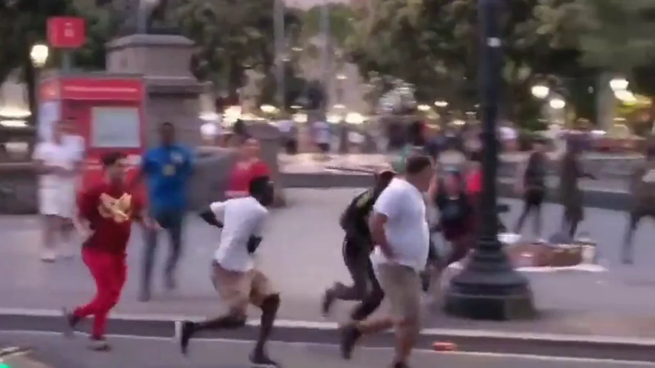 Un turista, herido grave tras ser agredido por unos manteros en Barcelona