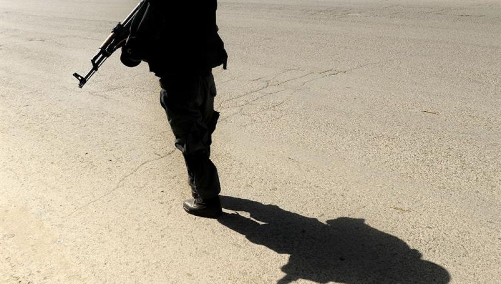 La policía afgana asegura la carretera de la sede del Ministerio de Interior en Kabul, Afganistán
