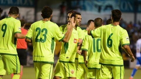 Parte de la plantilla del Elche celebrando el gol de Molina en El Collao