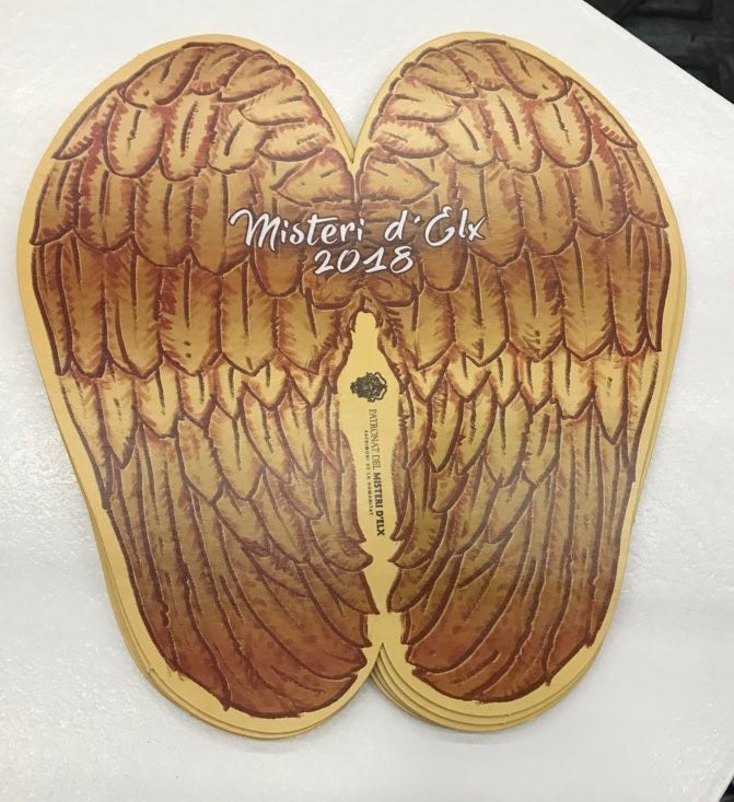 La suela de las sandalias de la Virgen de la Asunción y las alas del ángel inspiran el abanico del Misteri d’Elx de este año La suela de las sandalias de la Virgen de la Asunción y las alas del ángel inspiran el abanico del Misteri d’Elx de este año