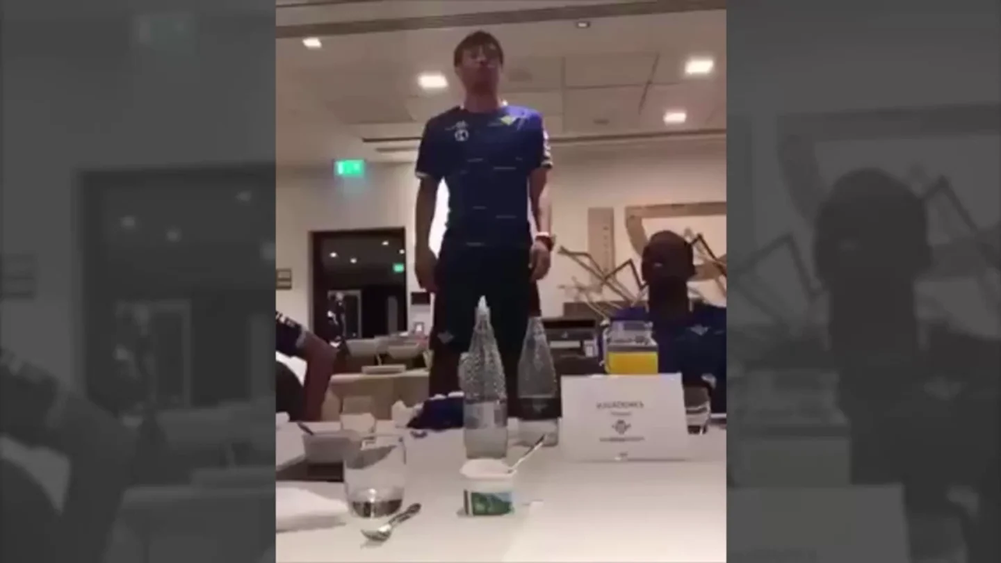 Sigue el buen rollo en el Betis: Inui canta la canción de Doraemon delante de toda la plantilla Sigue el buen rollo en el Betis: Inui canta la canción de Doraemon delante de toda la plantilla