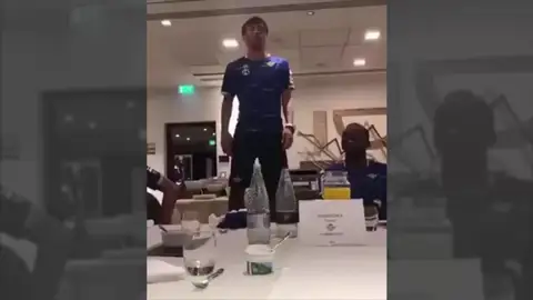 Sigue el buen rollo en el Betis: Inui canta la canción de Doraemon delante de toda la plantilla Sigue el buen rollo en el Betis: Inui canta la canción de Doraemon delante de toda la plantilla