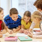Grupo de niños en clase junto a su profesora Grupo de niños en clase junto a su profesora