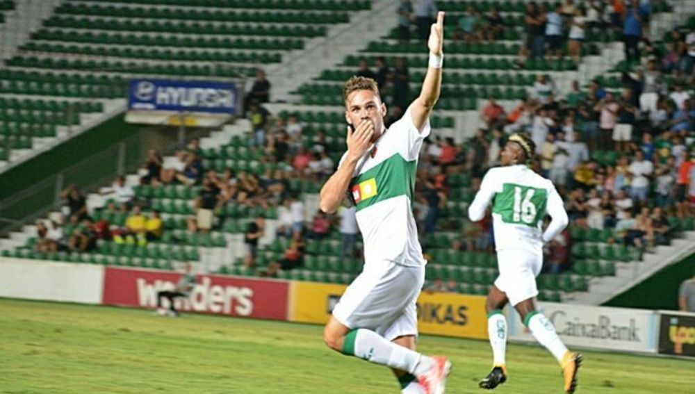 Lolo Plá celebrando un gol en el Martínez Valero la temporada pasada con el Elche CF.