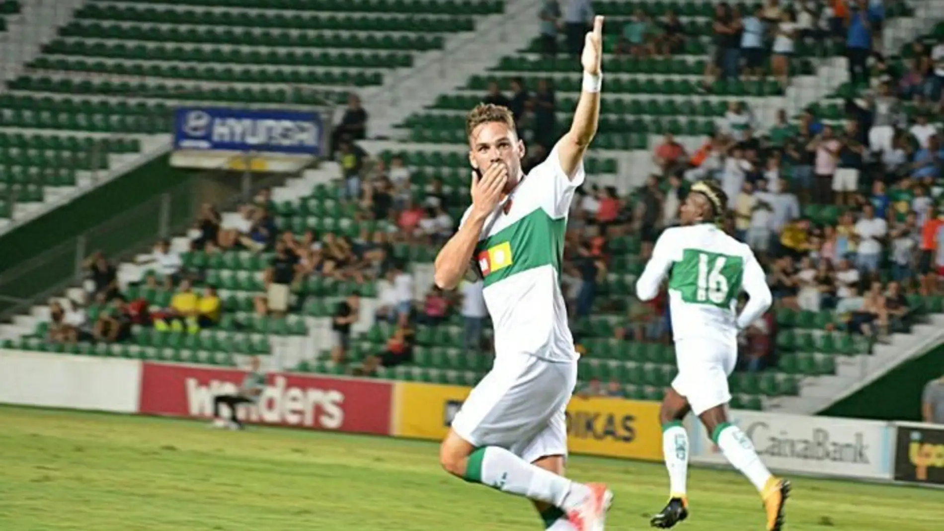 Lolo Plá celebrando un gol en el Martínez Valero la temporada pasada con el Elche CF.