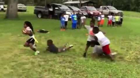 Ni&ntilde;o de seis a&ntilde;os jugando al f&uacute;tbol americano