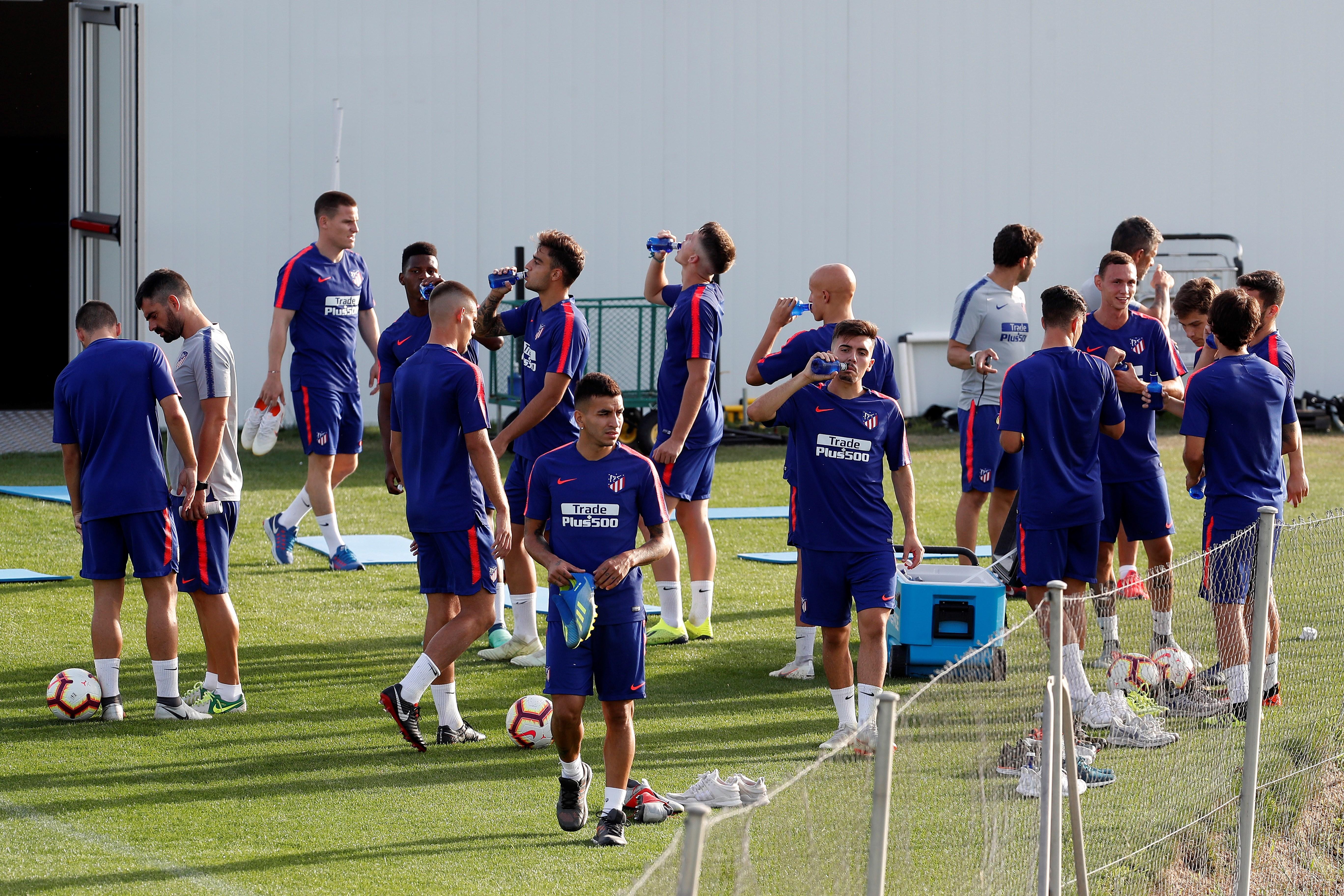 El Atlético realiza su último entrenamiento antes de marcharse a los Alpes italianos El Atlético realiza su último entrenamiento antes de marcharse a los Alpes italianos